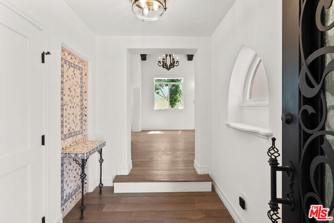 Building Photo - 1527 N Beverly Dr