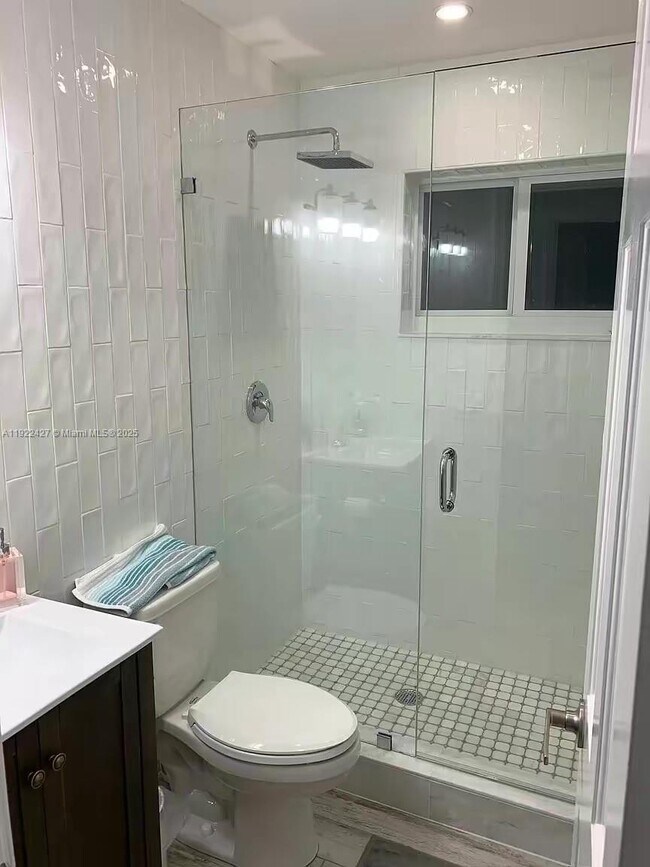 Building Photo - 600 NE 7th Ave