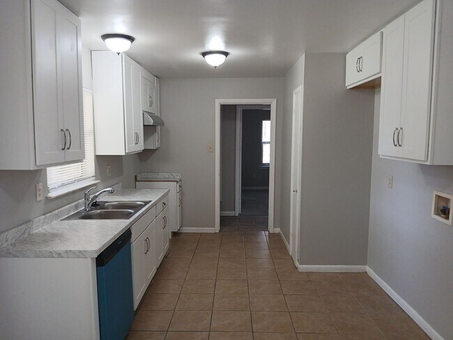 Building Photo - REMODELED 3 Bedrooms, 2 Full Bathrooms, 1 ...