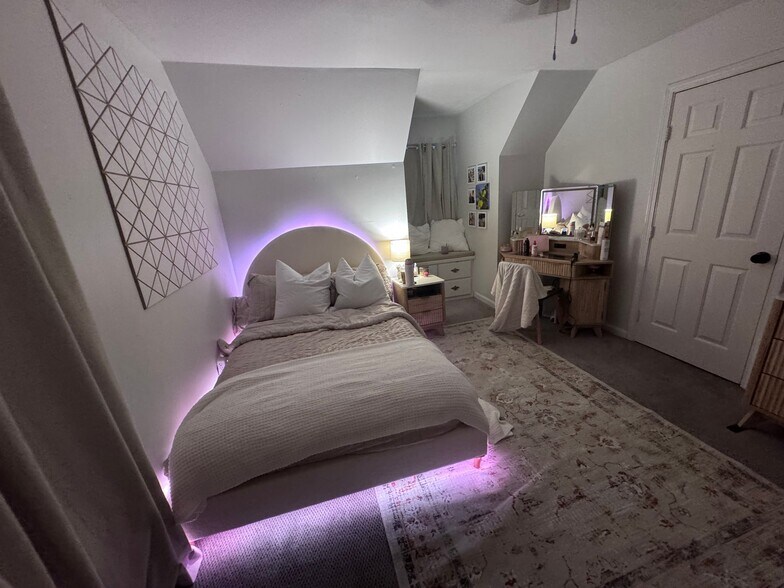 Building Photo - 401 Foxwood Dr