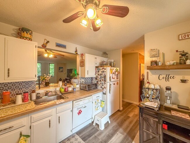 Primary Photo - Comfortable, Modern & Full of Natural Ligh...