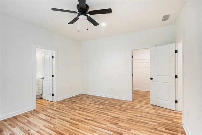 Building Photo - 3220 Sweetbriar Dr