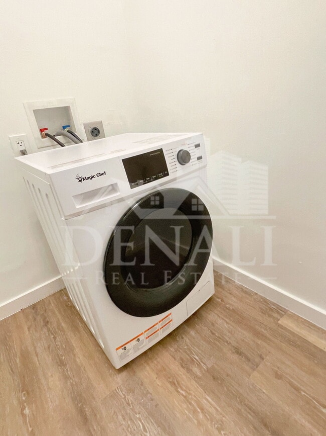 Building Photo - 3242 E Camelback Rd