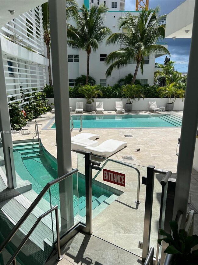 Building Photo - 9821 E Bay Harbor Dr