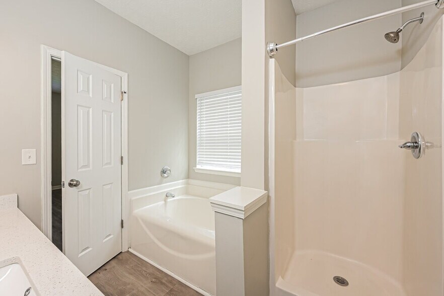 Building Photo - 444 Village Bluff Dr