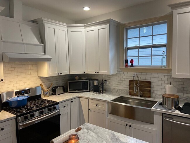 Building Photo - 3109 Broadway St