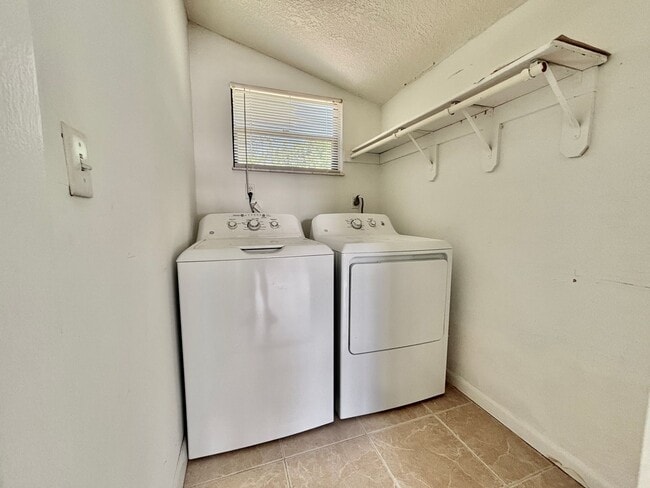 Building Photo - 3BR 1BA Annual Unfurnished Rental Availabl...