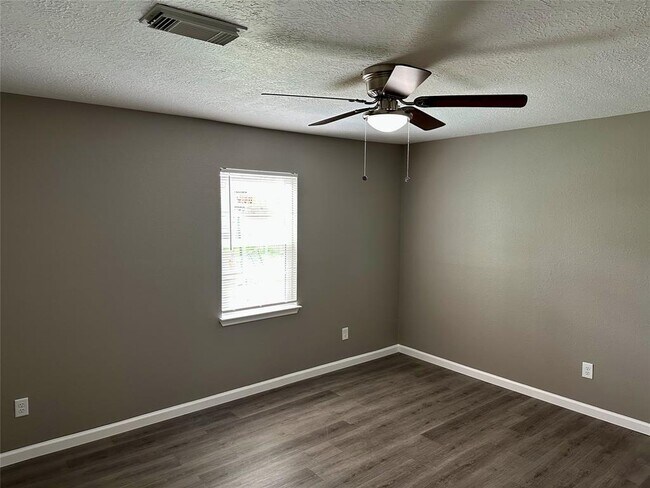 Building Photo - 2310 Kingsdale Dr