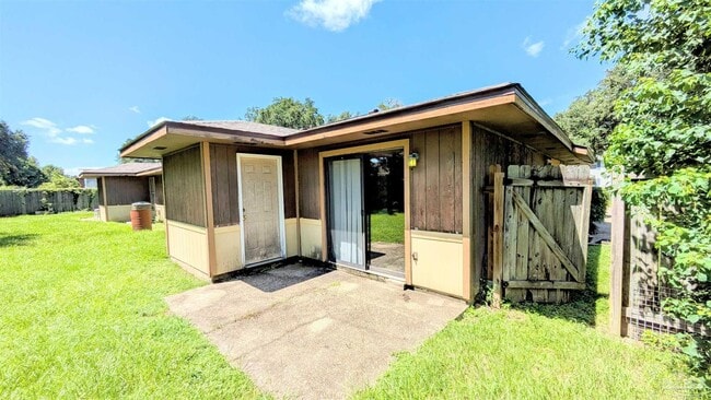 Building Photo - 8160 Stonebrook Dr