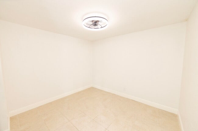 Building Photo - 11060 S Lakeview Dr