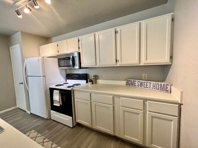 Building Photo - Norman Duplex- Bright and Modern!