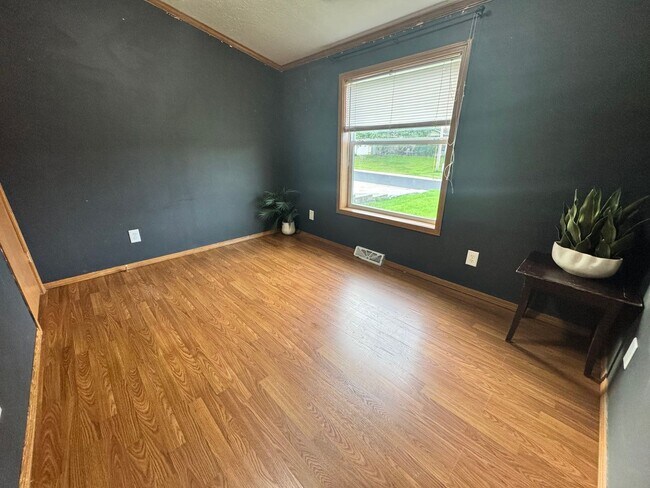 Building Photo - 215 Greenbush Dr
