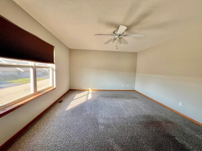 Building Photo - 1172 Rose Dr
