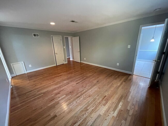 Building Photo - Cheerful 3 Bedroom 2 Bathroom With Office And Spacious Fenced Yard In Beautiful Pimmit Hills