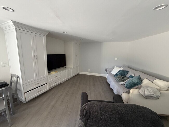 Building Photo - 3 bedroom house with amazing views