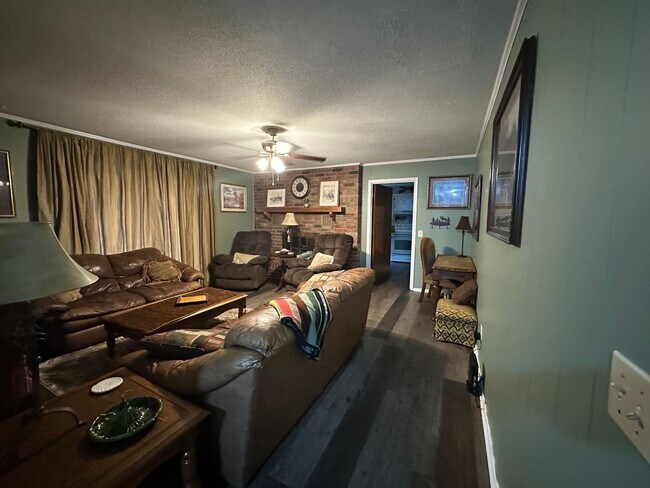 Building Photo - Introducing a charming 3-bedroom, 2.5-bathroom house located in the desirable area of Russellville