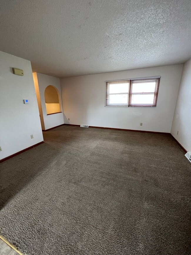 Building Photo - 3 Bedroom Duplex