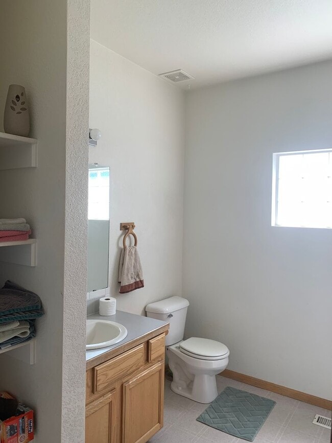 Building Photo - Beautiful 2 Bedroom + Loft  End Unit Townhome in Loveland!