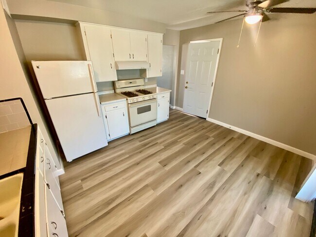 Building Photo - 2 Bedroom, 1 Bathroom in Youngtown