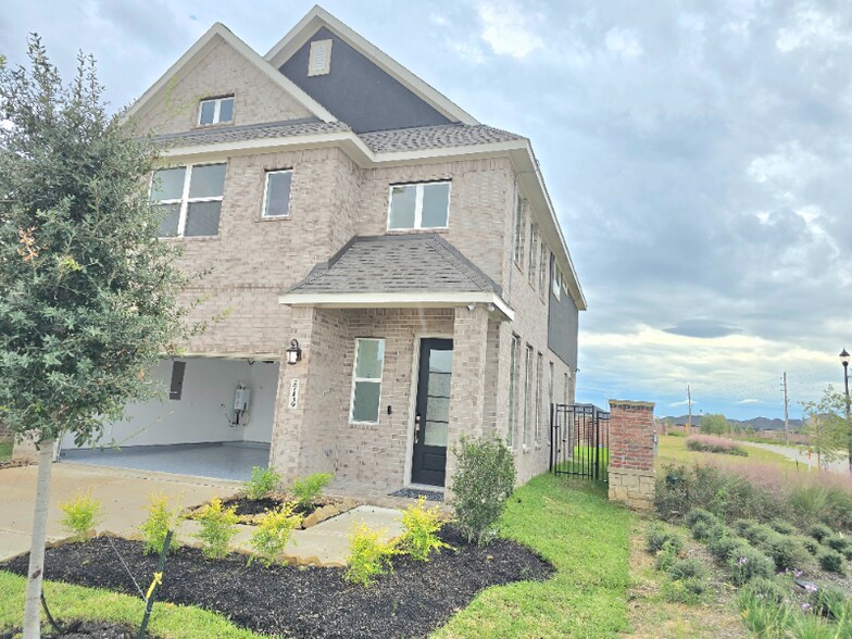 Building Photo - 27139 Blue Pool Dr