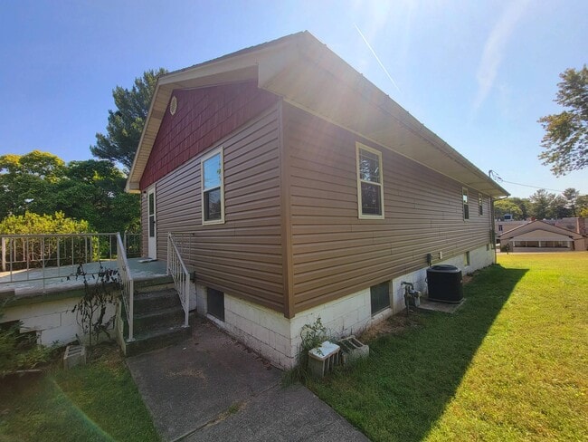 Building Photo - 209 Wayland St