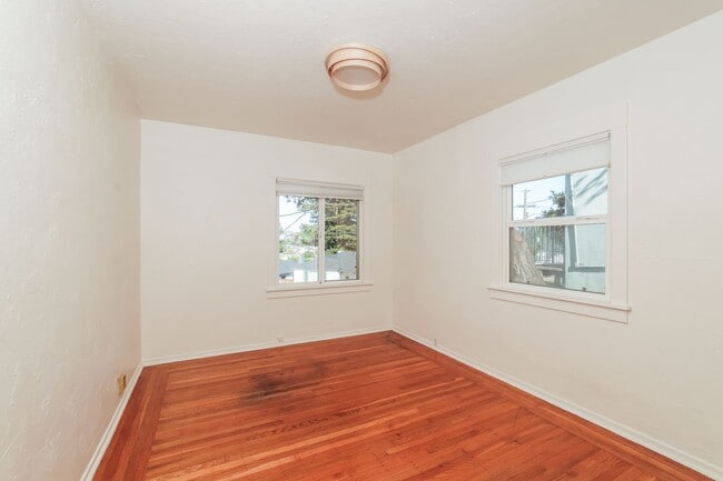 Building Photo - Available 2 Bedroom Home In Redwood Heights!