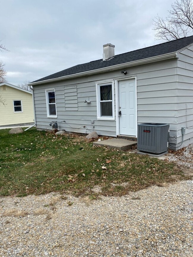 Building Photo - 2 Bedroom 1 Bath Home
