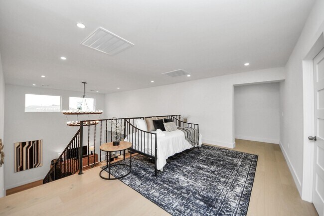 Building Photo - 1111 E 27th St