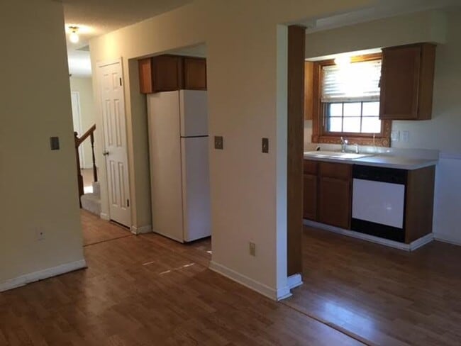 Building Photo - 3 x1.5 home off Lawrence Ave!