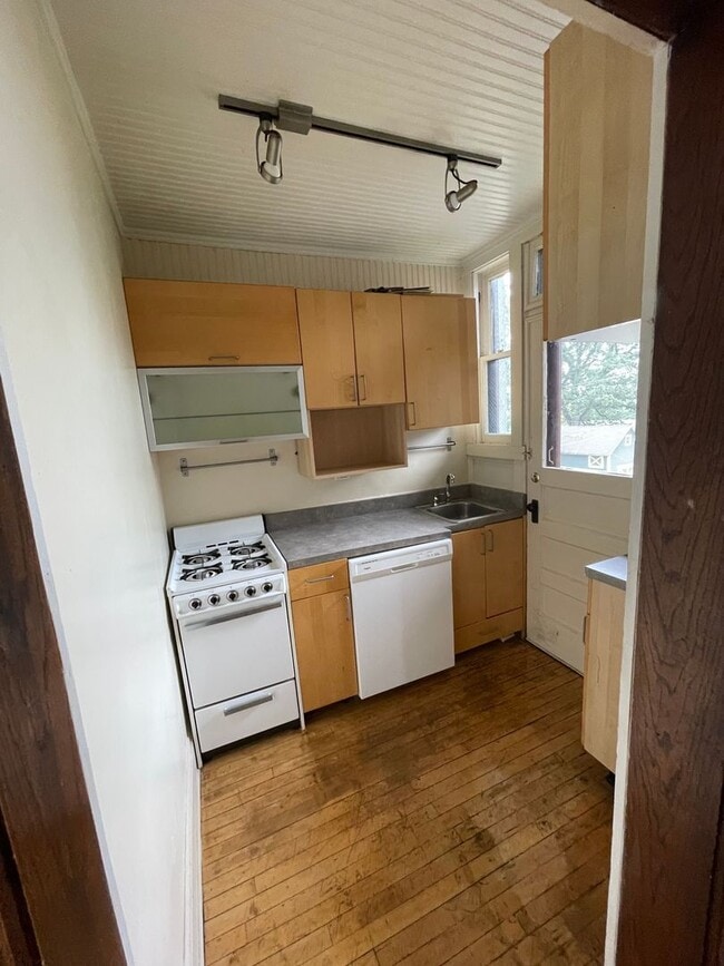 Interior Photo - Delester- 811 16th St.