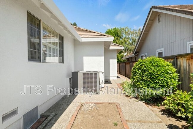 Building Photo - 7723 River Landing Dr