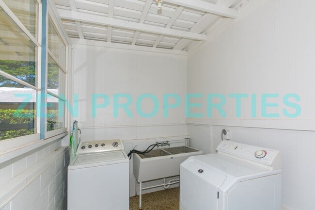 Building Photo - a 3 bdrm, 1.5 bath home for rent in Niu Valley