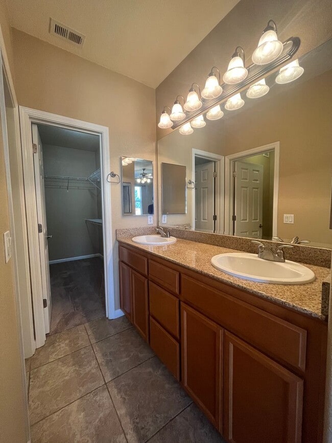 Building Photo - Spacious 3bed 2.5 bath available in Regency Park