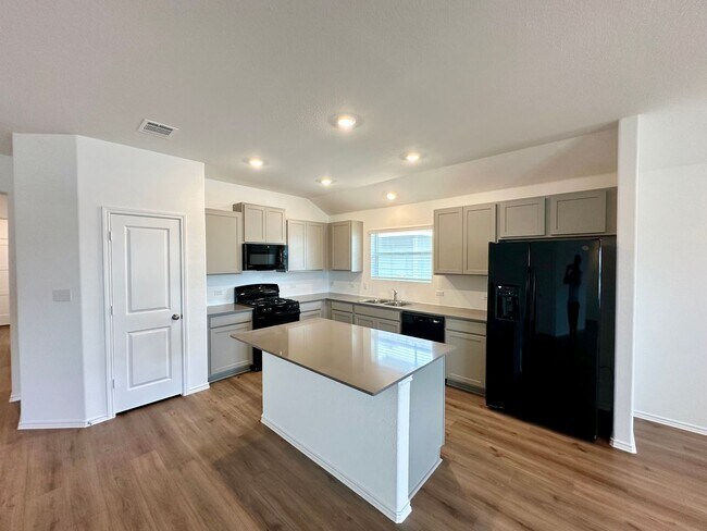 Building Photo - Beautiful Recently New Build Home in West ...