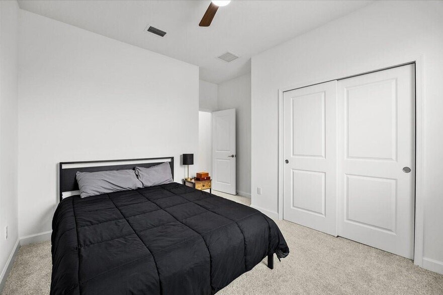 Building Photo - 14042 SW Thorens Dr