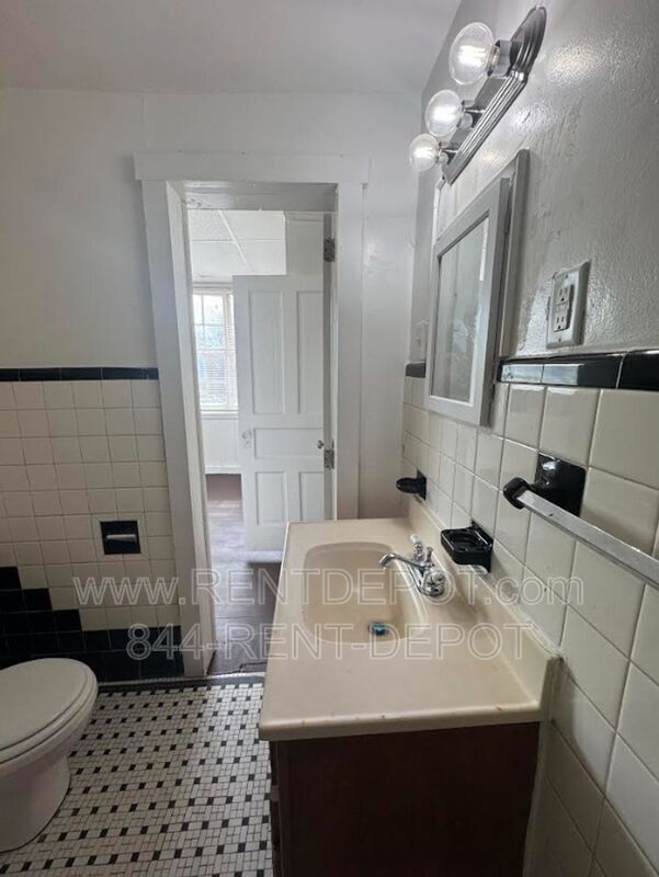 Building Photo - 1419 SE 2nd St