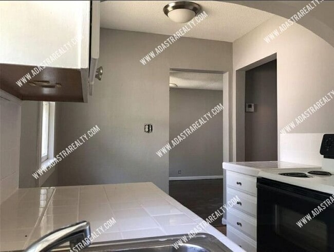 Building Photo - Perfect 3bed 1 Bath Waldo Home-Available i...