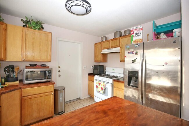Building Photo - 204 Deerfield Park Dr