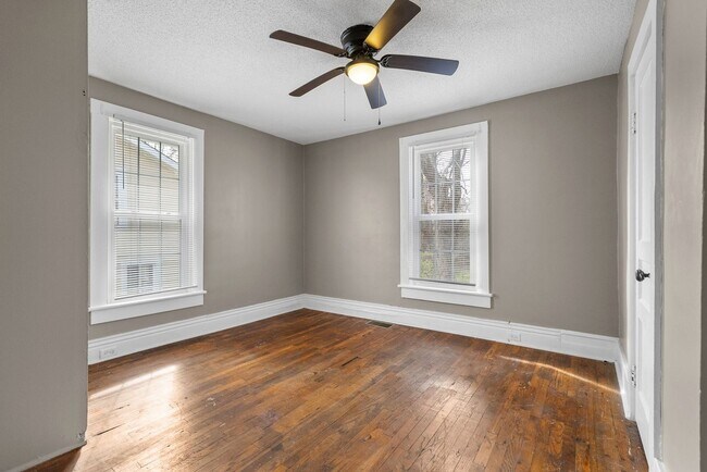 Building Photo - 2 Bedroom Pet Friendly Home For Rent Near APSU!