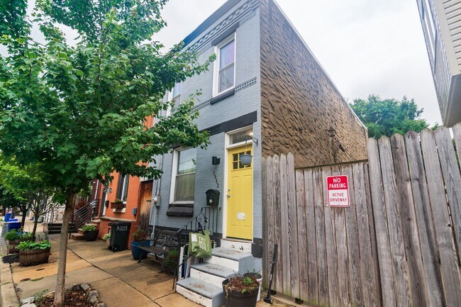 Building Photo - Two Bed East Kensington Townhouse