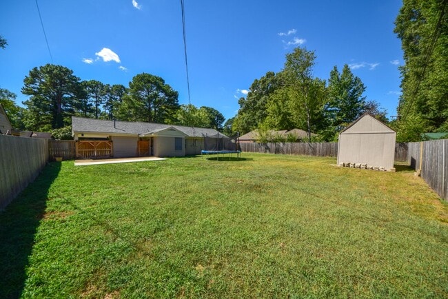 Building Photo - Cute and UPDATED 3 bed 2 bath home near GREAT SCHOOLS.