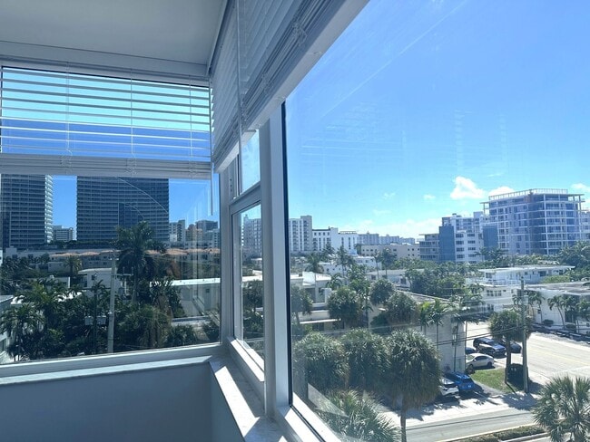 Building Photo - Large Updated 2BR/2BA Bath Condo - Steps from Fort Lauderdale Beach!