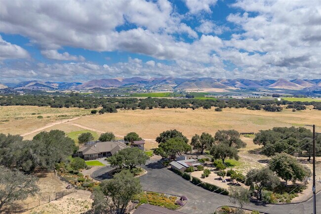 Building Photo - Private Gated Mini-Ranch • 7+ Acres • Luxury Country Living • Indoor Pool • Horses Welcome