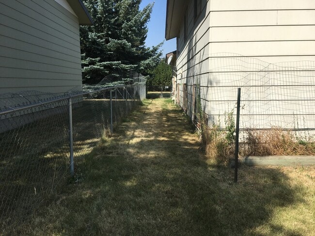 Building Photo - 3 Bedroom 1 Bathroom Duplex