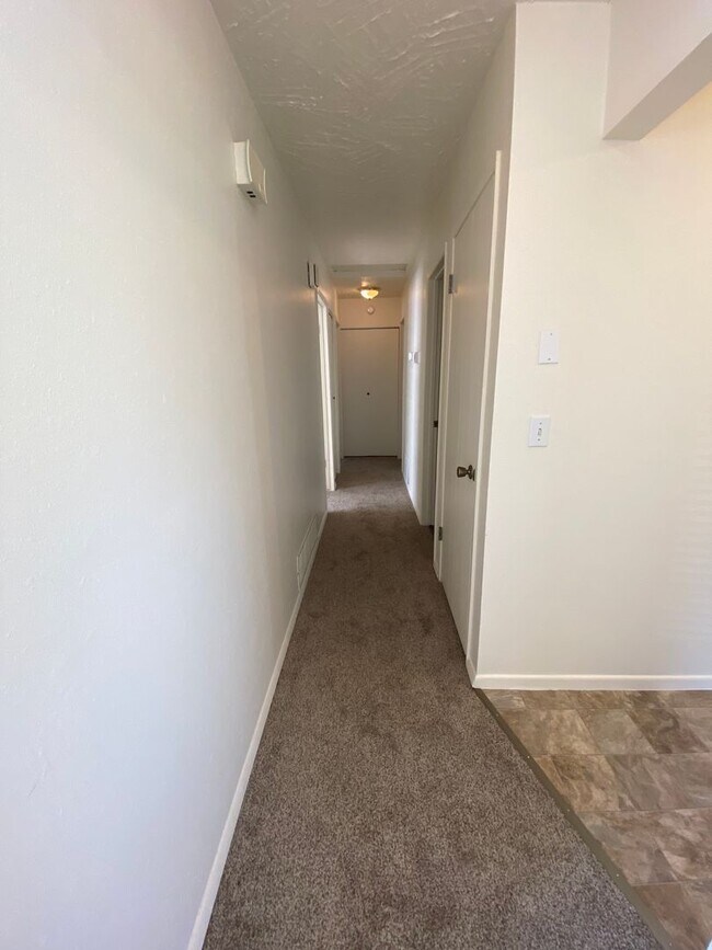 Building Photo - SINGLE FAMILY HOME ON HILLCREST (APP#72)