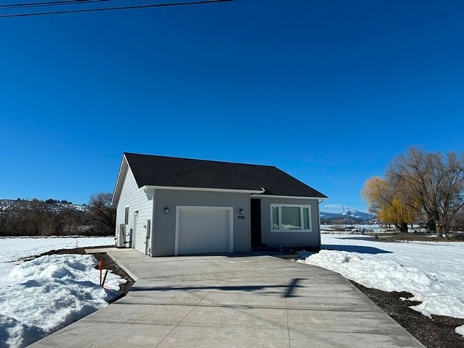 Building Photo - Beautiful 2 Bedroom House