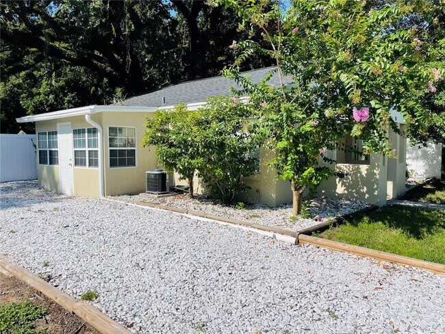Building Photo - 2330 Carlton Dr