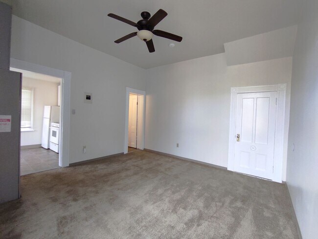 Building Photo - Charming Studio in Prime Goose Hollow Location