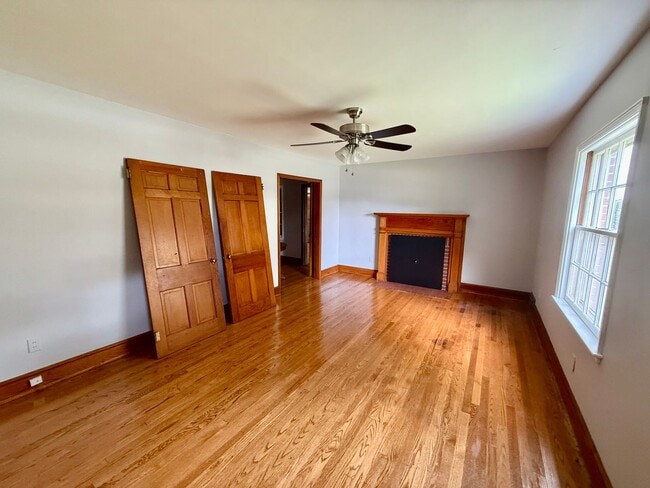 Building Photo - Four bedroom, 1.5 bath house in Graham -De...