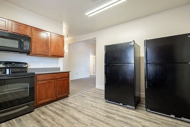 Building Photo - 928 E 6th St